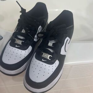 New air force 1 black and white Boys 4Y
